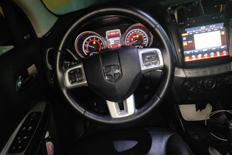 Used Dodge Journey 2013 2.4L Two-Wheel Drive Luxury Version Steering Wheel