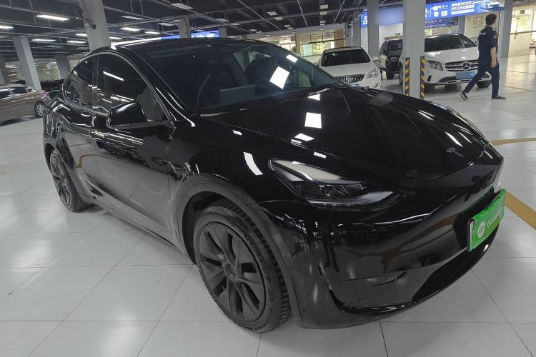 Used Tesla Model Y 2023 Rear-Wheel-Drive Version Front Right 45 Deg