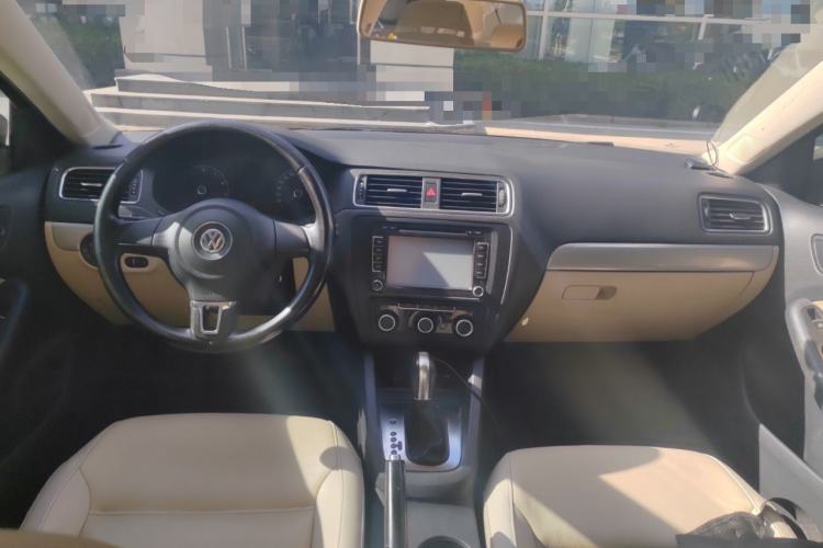 Used Volkswagen Sagitar 2012 1.6L Automatic Fashion Edition Center Console