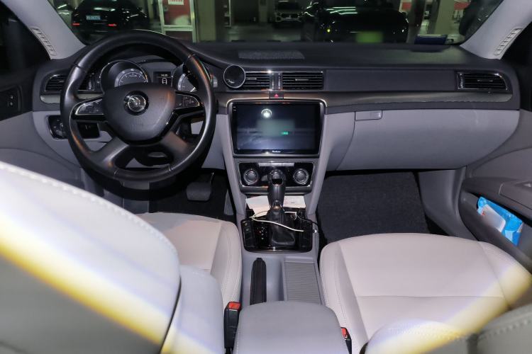 Used Skoda Superb 2013 1.8TSI Automatic MingShi Edition Center Console