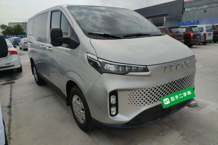 Used Iveco Fidato 2023 C30 Passenger Van 2.0T 93kW Manual Transmission Xingtu Edition Low Roof Front Right 45 Deg