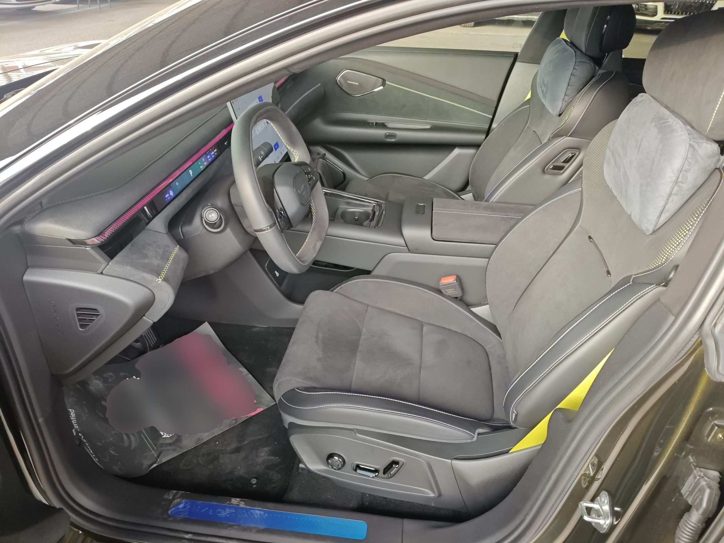 Переднее сиденье в автомобиле