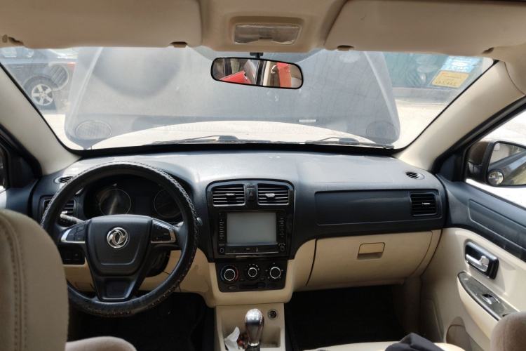 Used Dongfeng Fengon 360 2015 1.5L Manual Comfort II 7-Seater Center Console