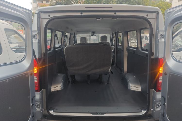 Used Wuling Yangguang 2024 300KM Comfort Version Passenger Van 75kW
