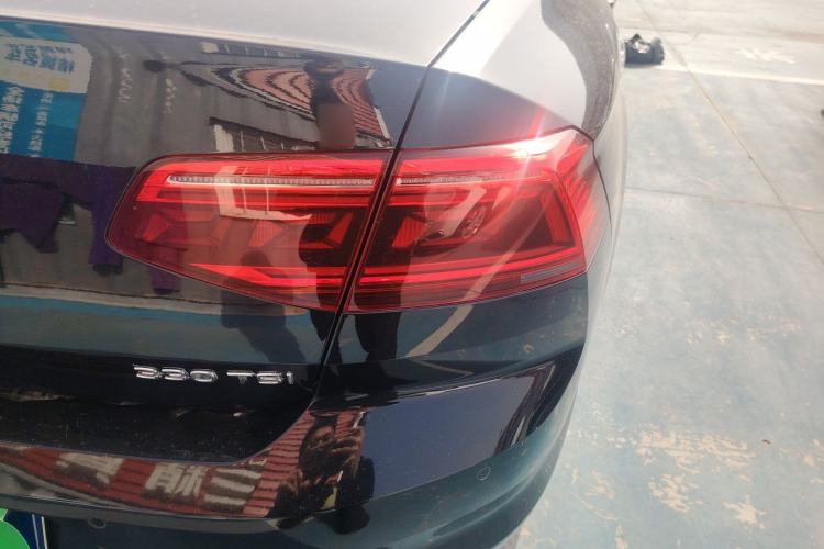 Used Volkswagen Magotan 2021 330TSI DSG 30th Anniversary Edition Right Rear Taillight