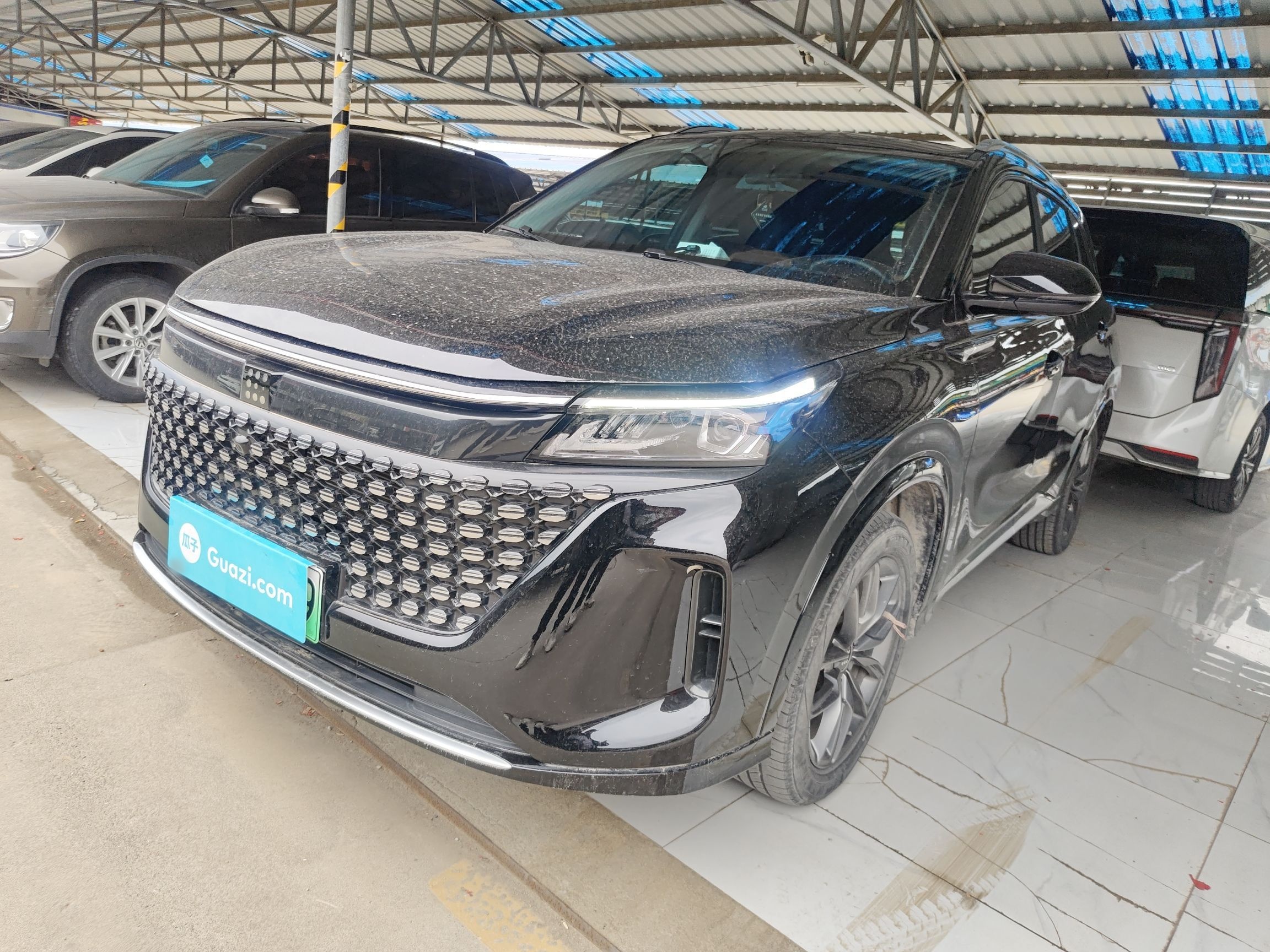 Под передней частью автомобиля