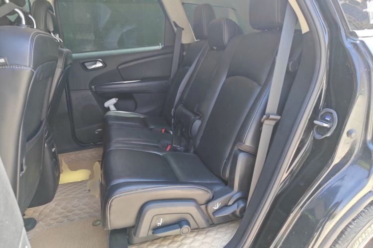 Used Dodge Journey 2013 2.4L Two-Wheel Drive Luxury Version Left Rear Seat