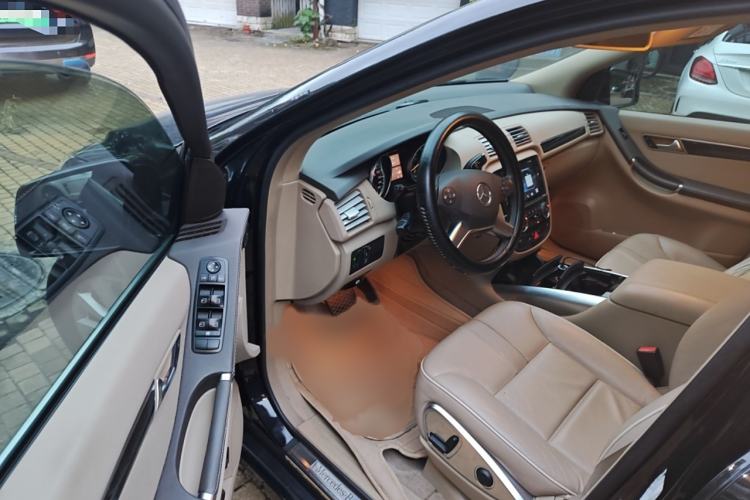 Used Mercedes-Benz R-Class 2017 R 320 4MATIC Business Edition Prestige Model
