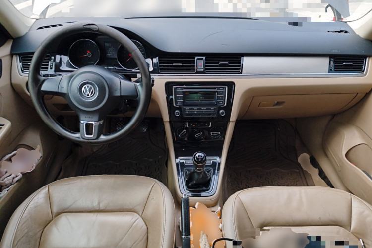 Used Volkswagen Bora 2013 1.6L Manual Comfort Model Center Console