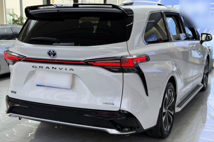 Used Toyota Granvia 2022 2.5L Hybrid Premium Edition
