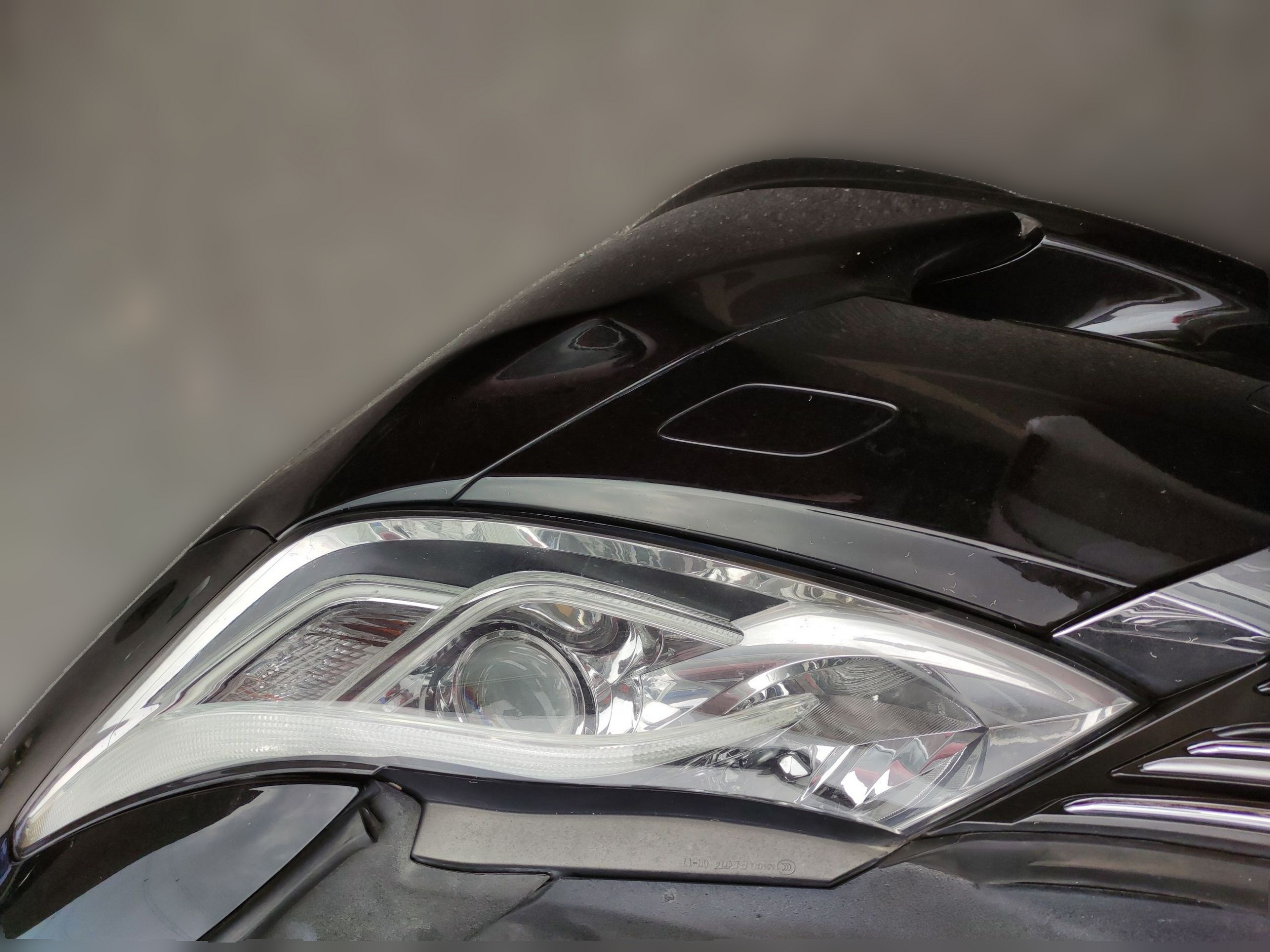 تحت مقدمة السيارة