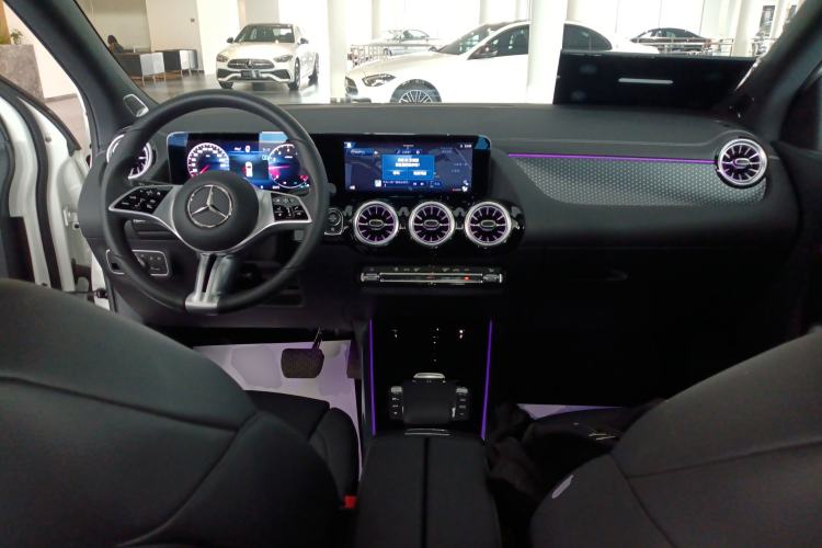 Used Mercedes-Benz GLA 2024 GLA 220 Center Console