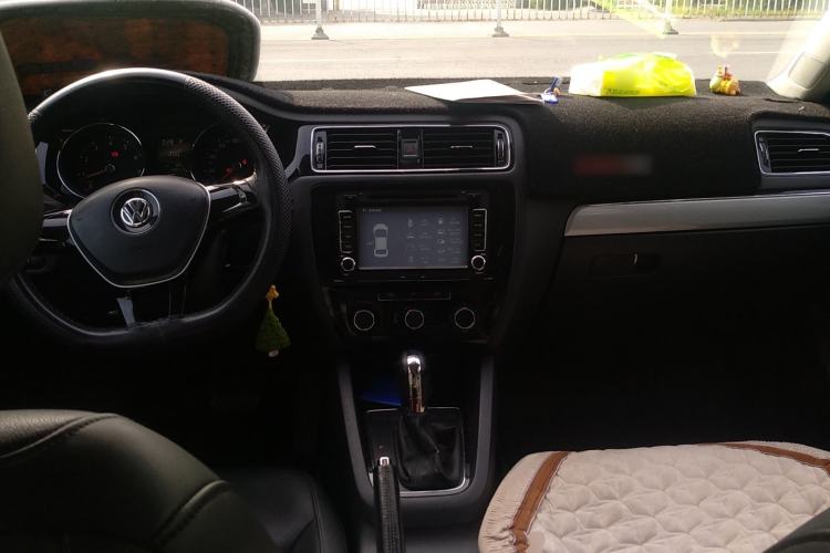 Used Volkswagen Sagitar 2015 1.6L Automatic Comfort Model Center Console