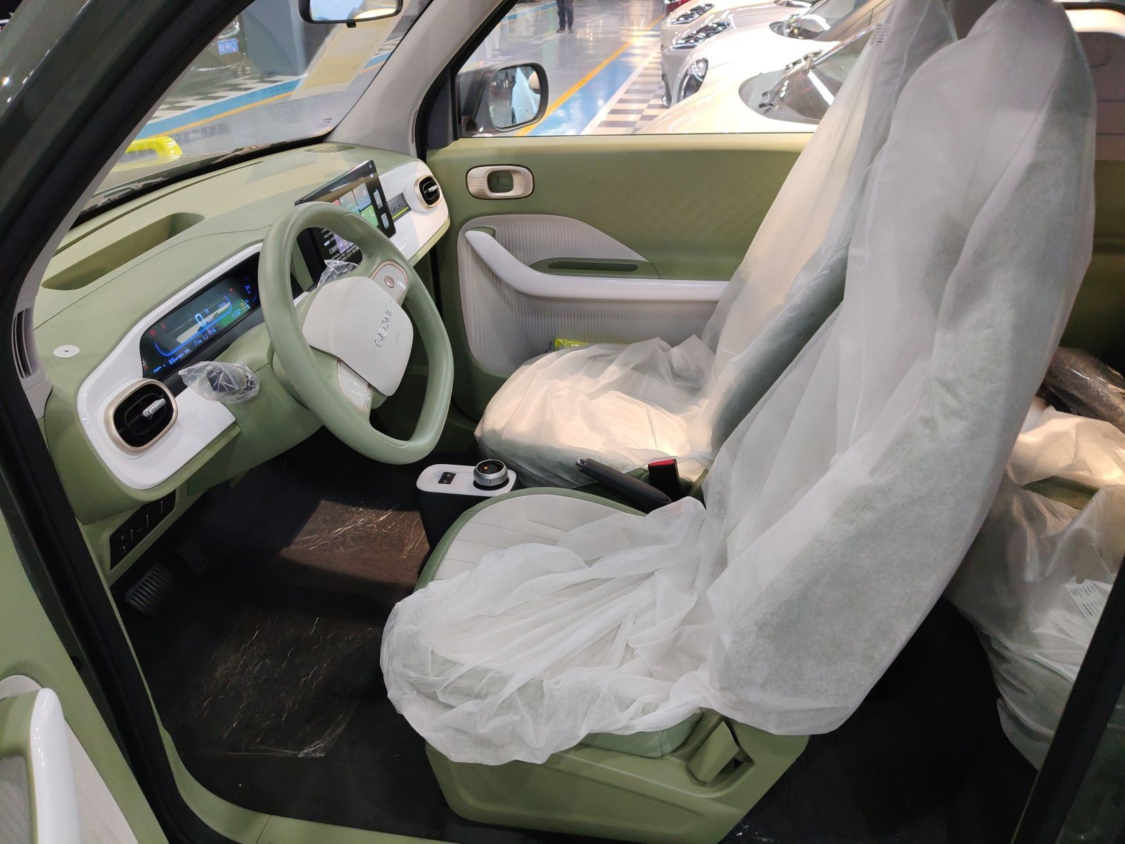 المقاعد الأمامية داخل السيارة