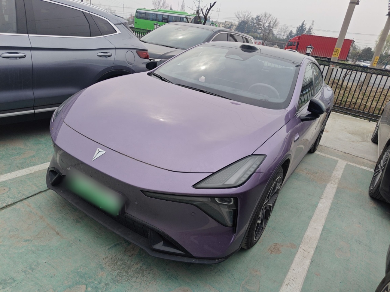 تحت مقدمة السيارة