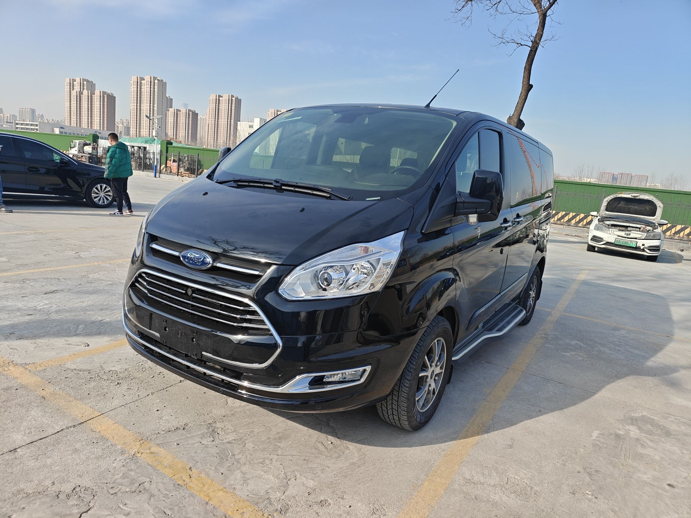 تحت مقدمة السيارة