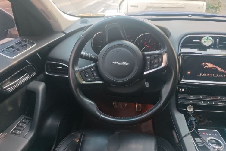 Used Jaguar F-PACE 2018 2.0T Two-Wheel Drive Urban Deluxe Edition Steering Wheel