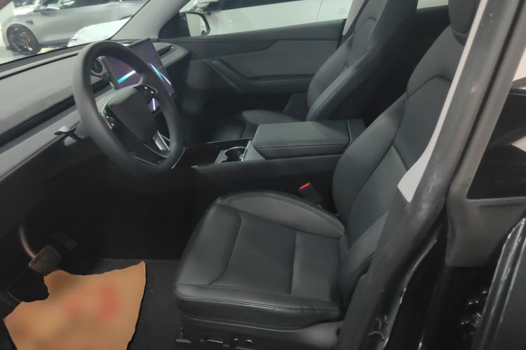 Used Tesla Model Y 2025 Rear-Wheel Drive First Edition Left Front Seat