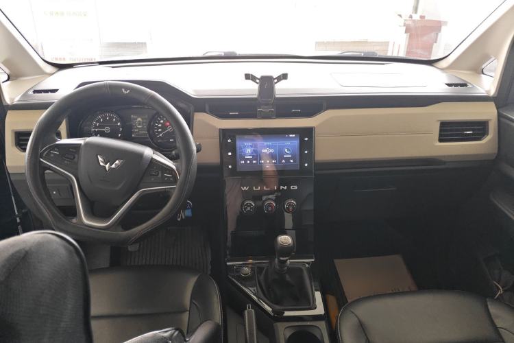 Used Wuling Hongguang PLUS 2019 1.5T Manual Luxury 7-Seater Center Console