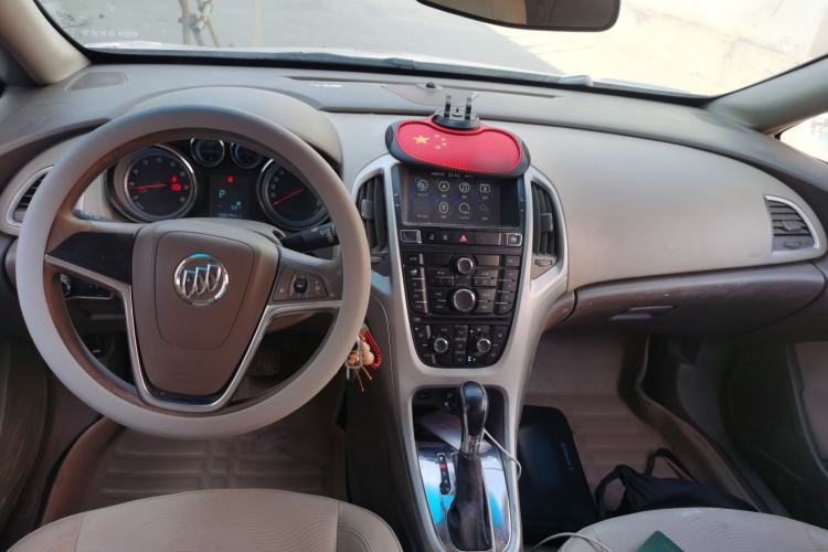 Used Buick GT 2013 GT 1.6L Automatic Fashion Edition Center Console