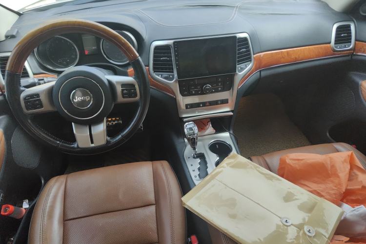 Used Jeep Grand Cherokee 2011 3.6L Flagship Edition Center Console