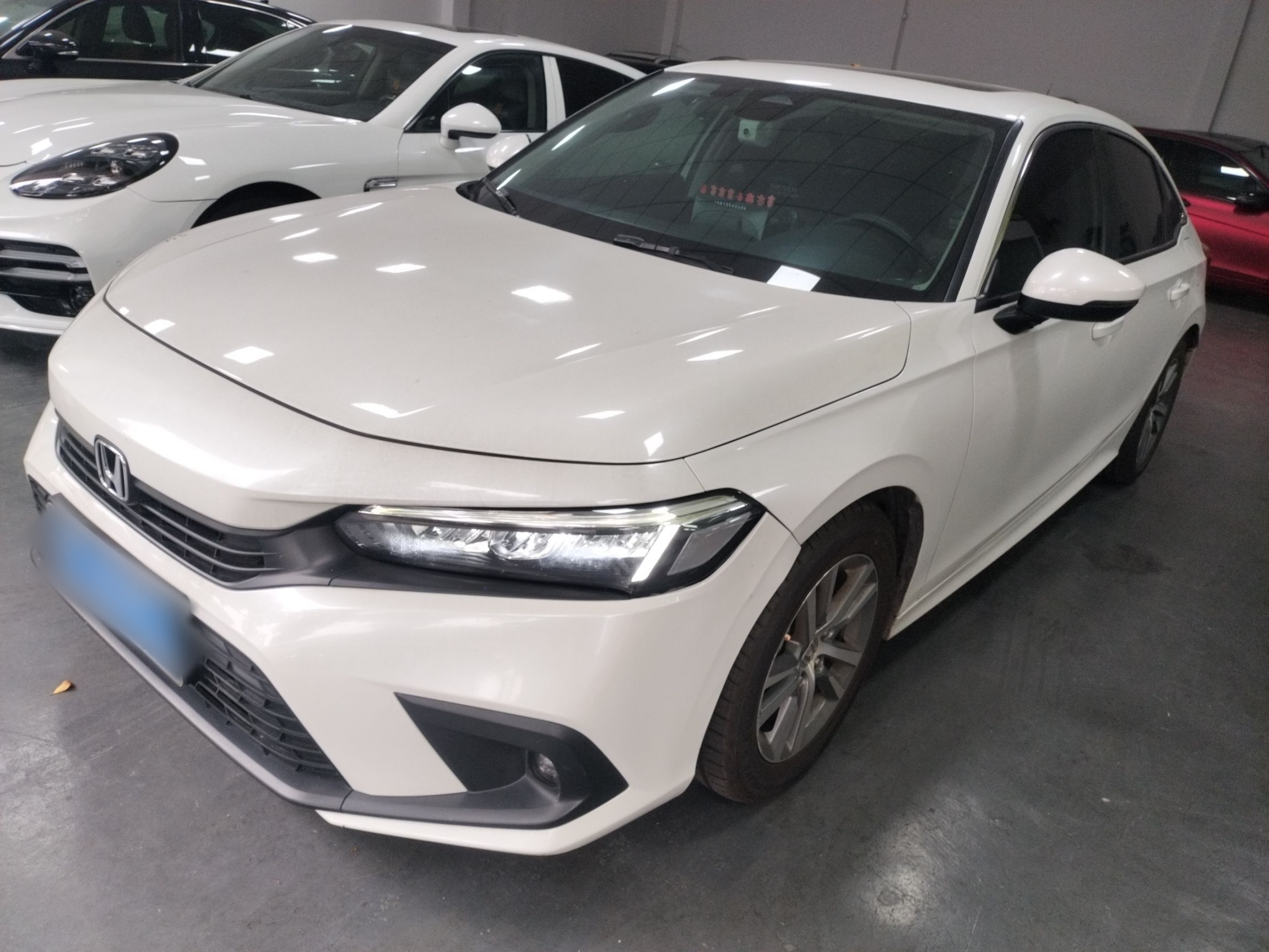 Под передней частью автомобиля