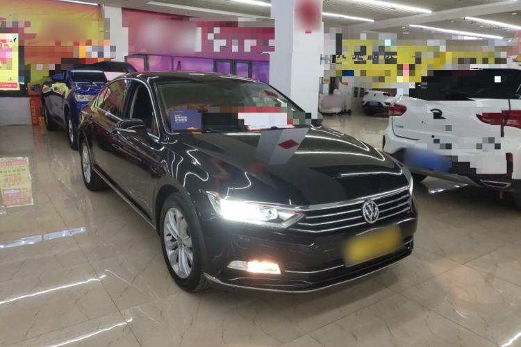 Used Volkswagen Magotan 2018 330TSI DSG Luxury Model Front Right 45 Deg