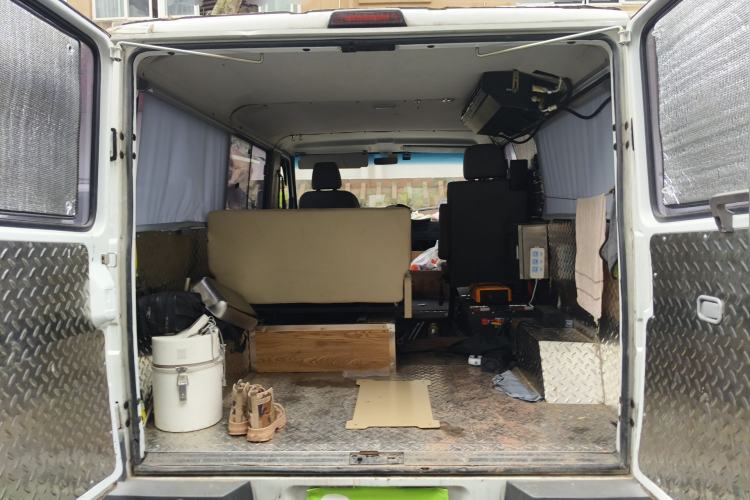 Used Iveco Daily 2021 2.5T A35 M1 Passenger Van 5-9 Seats Short Wheelbase Low Roof Single Tire Manual Doors
