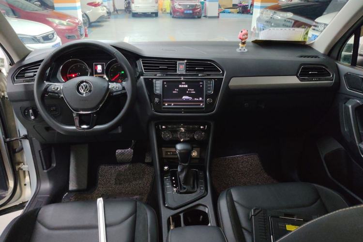 Used Volkswagen Tiguan L 2018 330TSI Automatic Two-Wheel Drive Luxury Edition Center Console