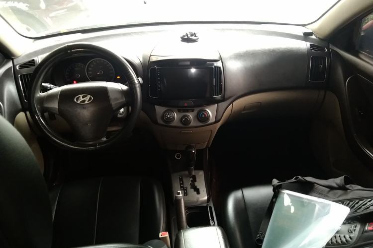 Used Hyundai Celesta 2011 1.6L Automatic Comfort Edition Center Console