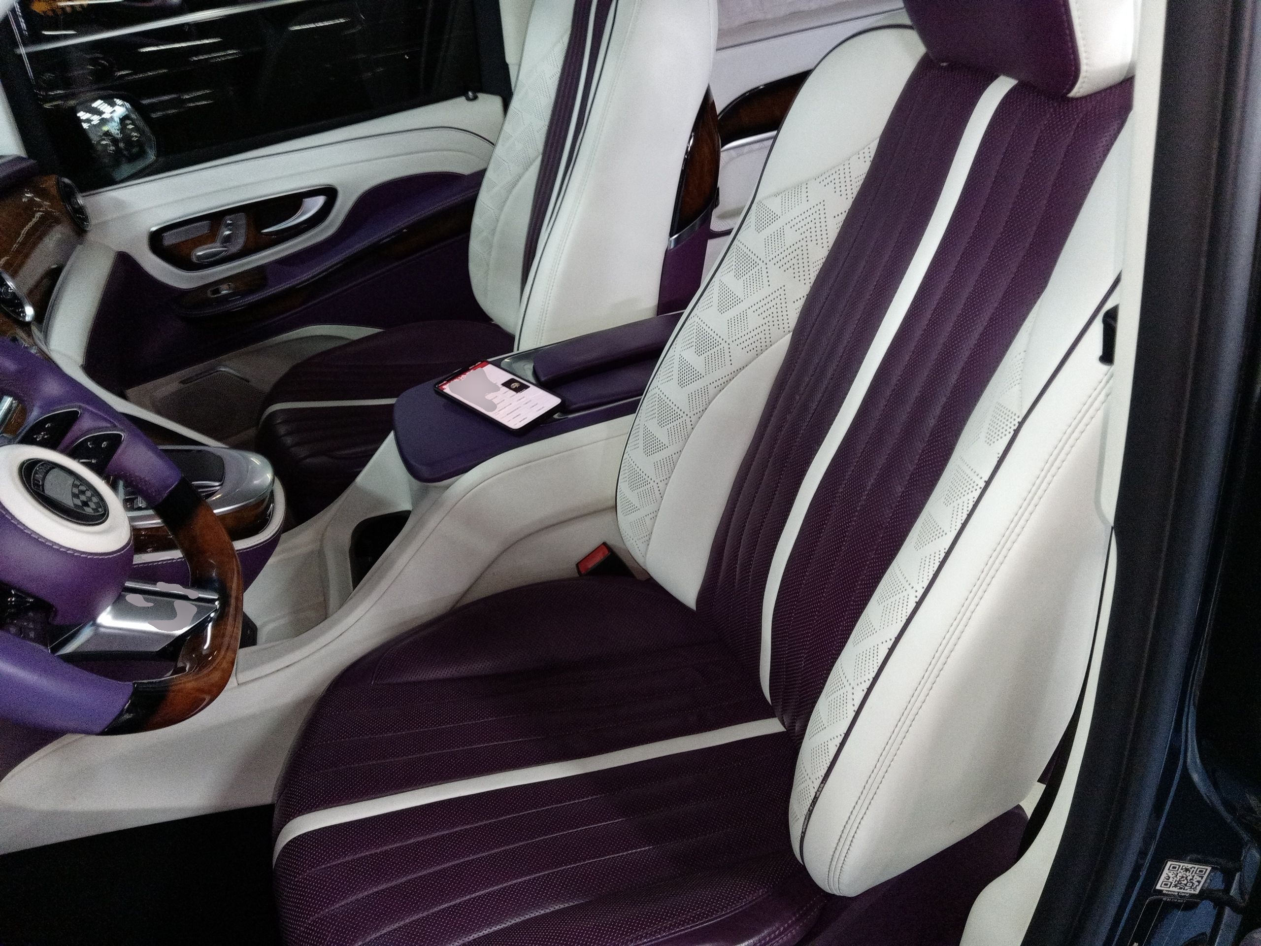 المقاعد الأمامية داخل السيارة