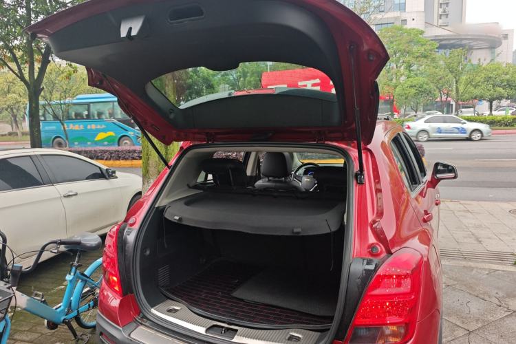 Used Chevrolet Trax 2014 1.4T Automatic Two-Wheel Drive Luxury Model Trunk