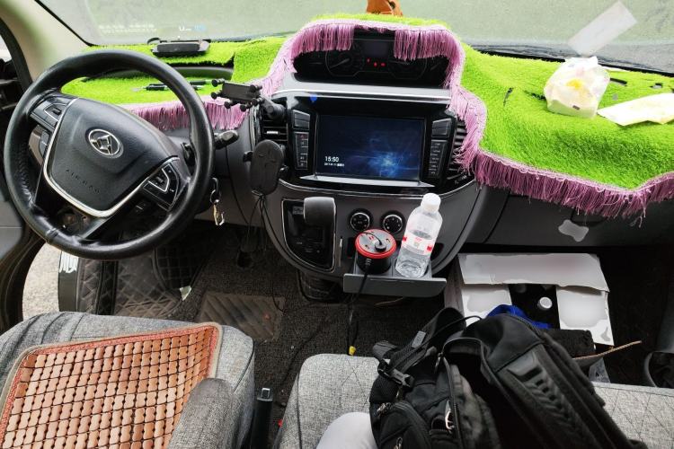 Used SAIC MAXUS Xintu V80 2018 2.5T AMT Elite Edition Long Wheelbase Mid-Roof Design 7/10 Seats Center Console