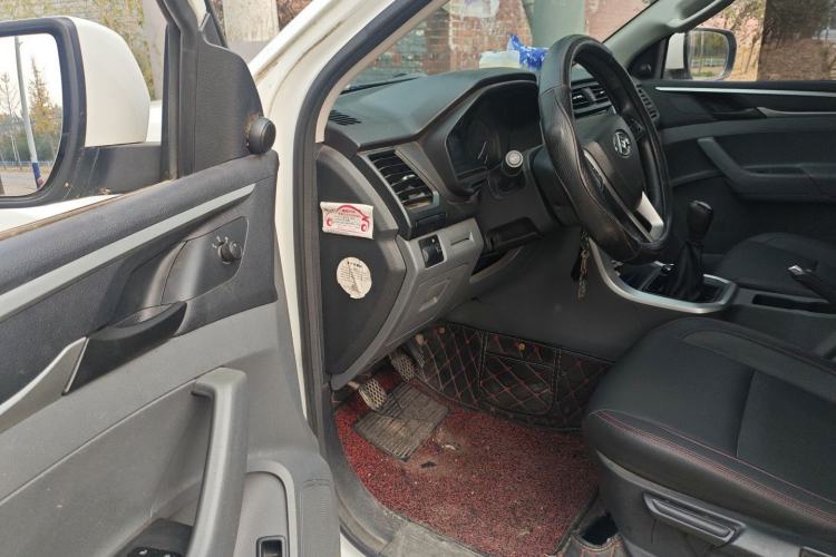 Used SAIC MAXUS T60 2017 2.4L Gasoline Manual Transmission 4x4 High Ground Clearance Comfortable Standard Cabin