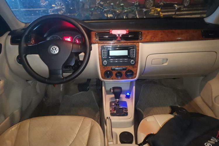 Used Volkswagen Bora 2008 1.6L Automatic Comfort Edition Center Console