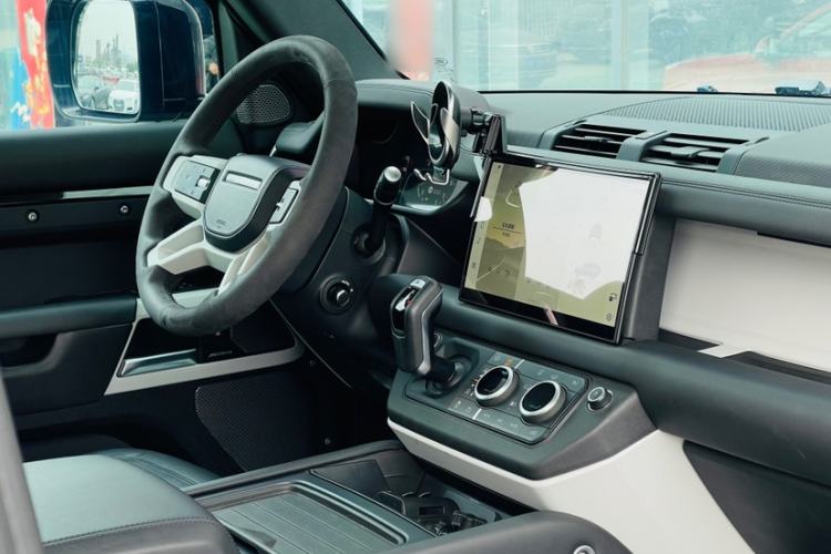 Used Land Rover Defender 2023 Facelift 90 3.0T P400 XS Interior 15