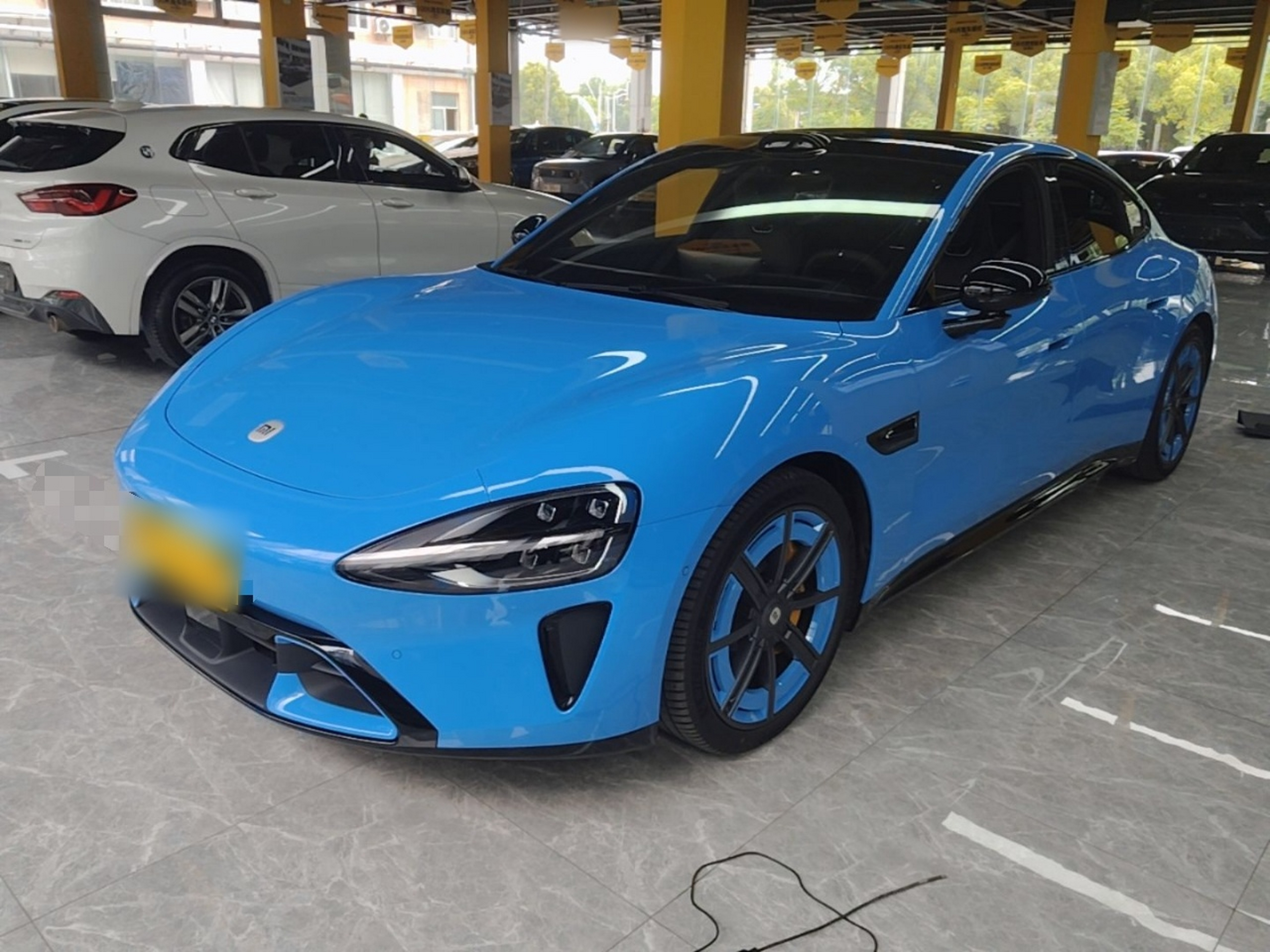 Под передней частью автомобиля
