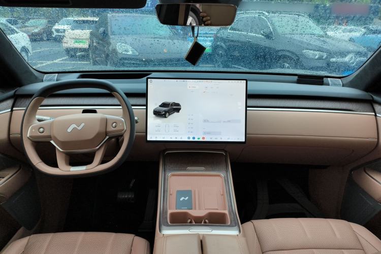 Used ONVO Luxeed L90 2025 Model—Ultra Six-Seater Version Center Console