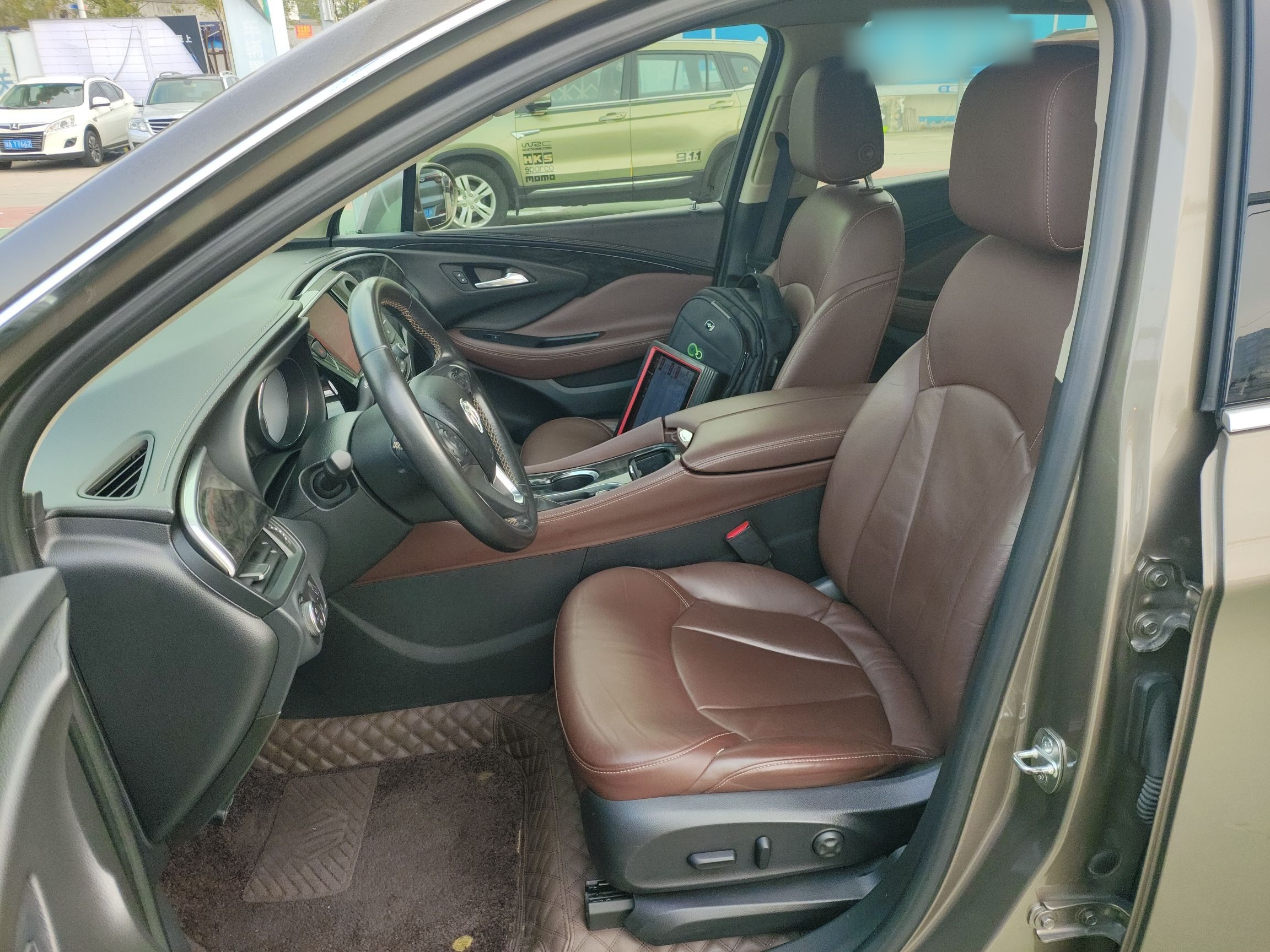 المقاعد الأمامية داخل السيارة