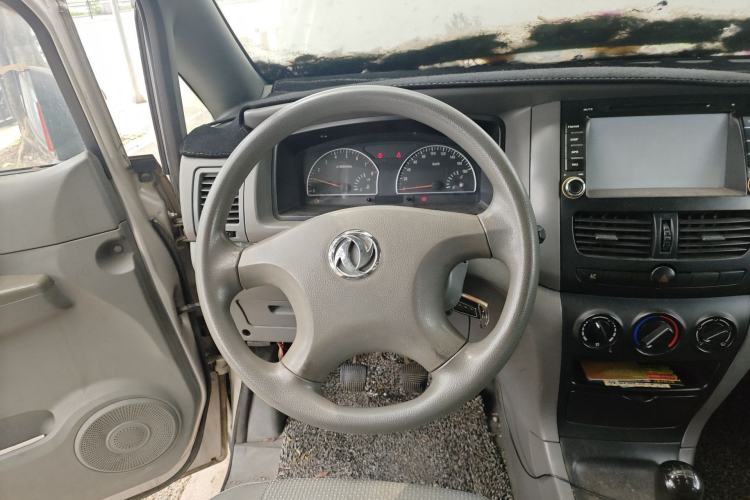 Used Dongfeng Shuaike 2013 Revised Version 1.5L Manual Standard Edition 7 Seats China IV Standard Steering Wheel