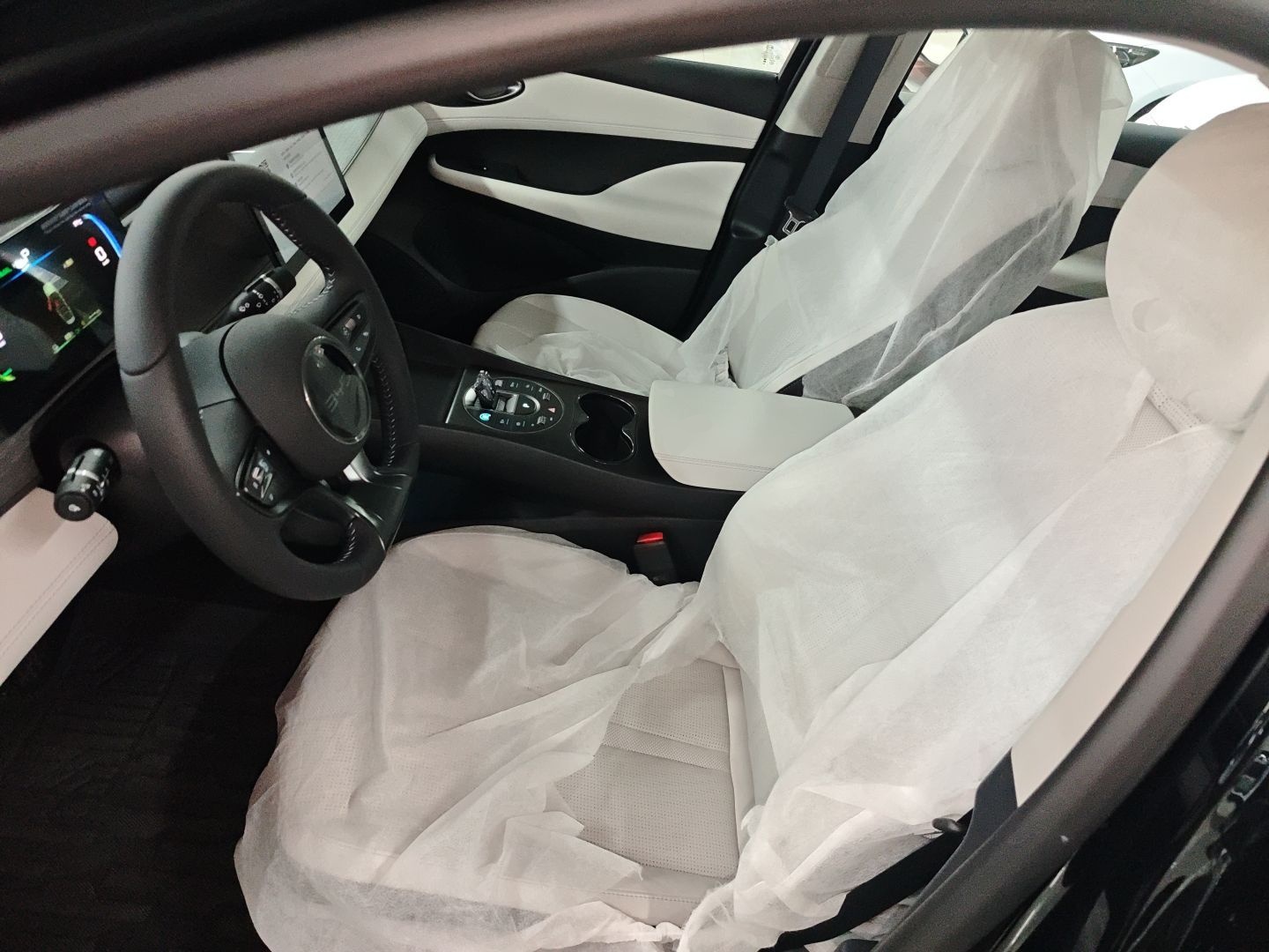 المقاعد الأمامية داخل السيارة