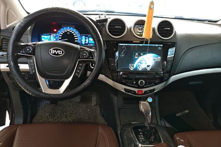 Used BYD S7 2016 2.0T Automatic Prestige Edition Center Console