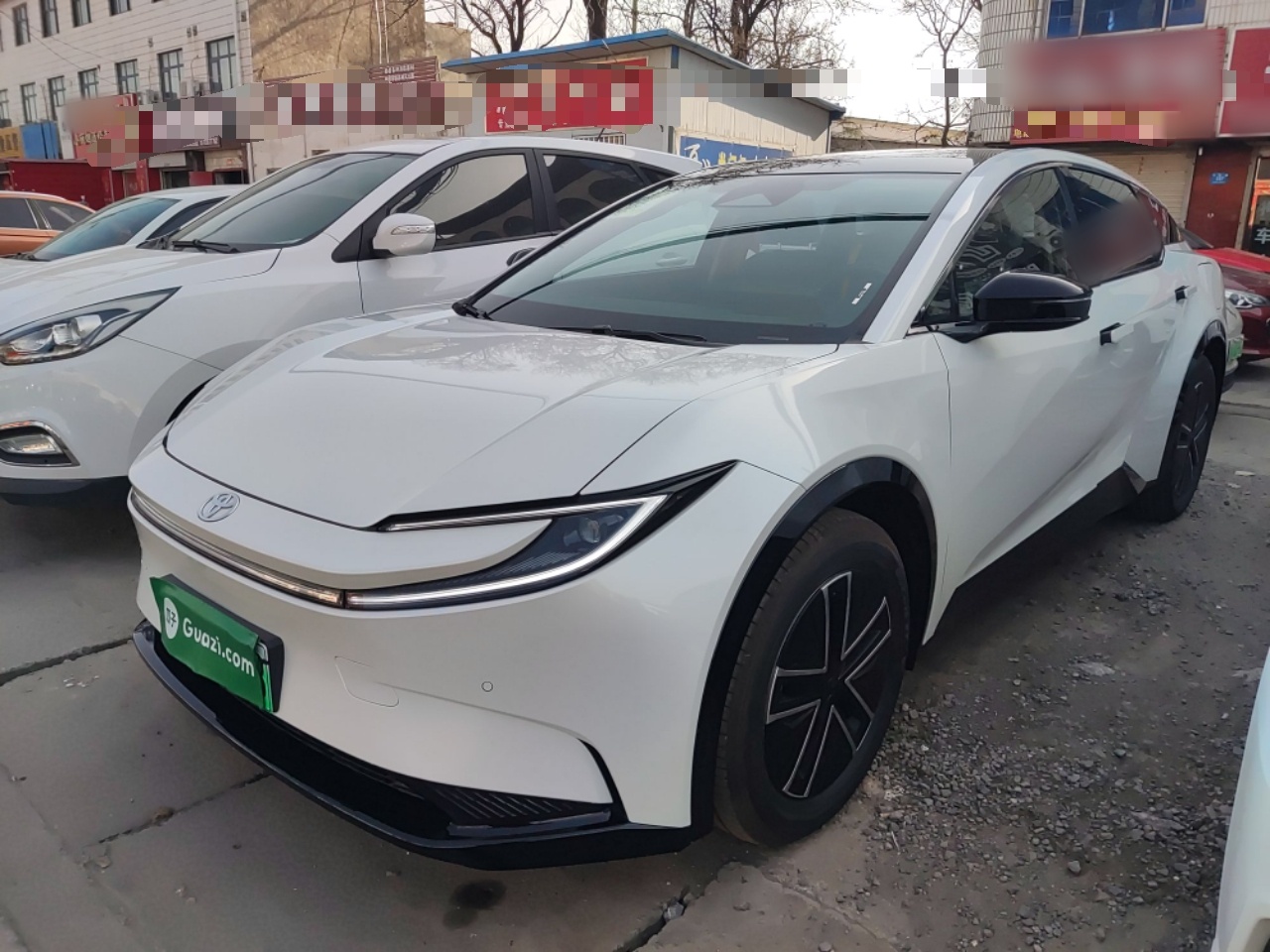 تحت مقدمة السيارة