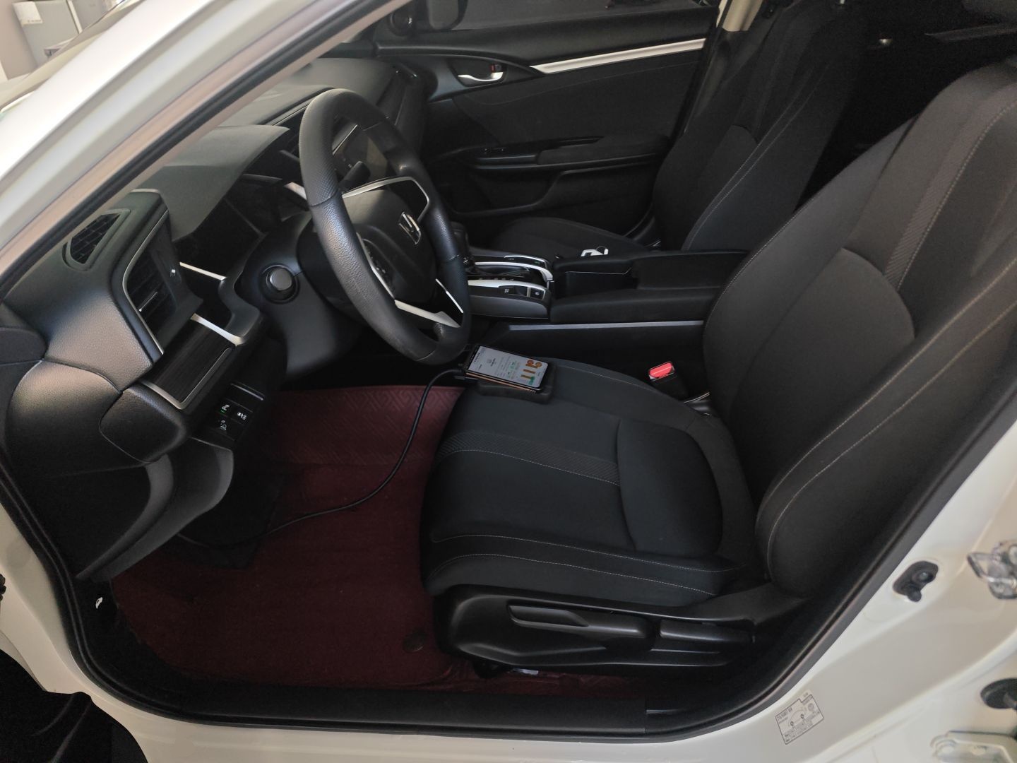 Переднее сиденье в автомобиле