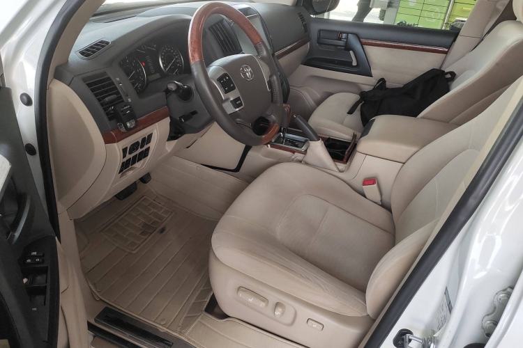 Used Toyota Land Cruiser 2015 4.0L 8-Seater Middle East Version
