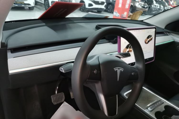 Used Tesla Model Y 2023 Rear-Wheel-Drive Version Center Console