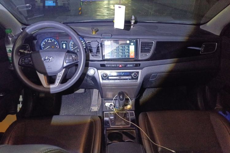 Used Hyundai Mistra 2014 1.8L Automatic Smart GLS Center Console