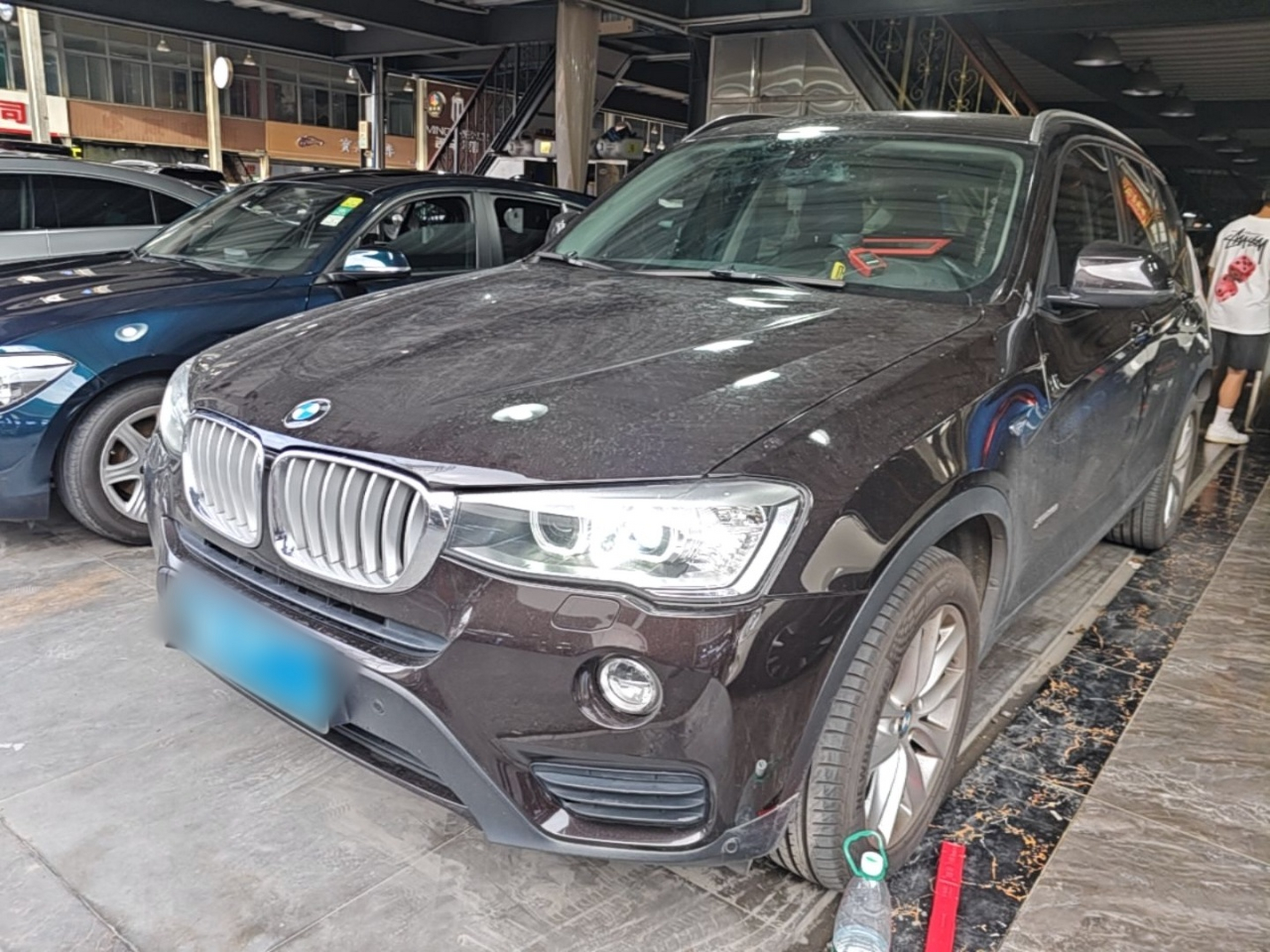 Под передней частью автомобиля