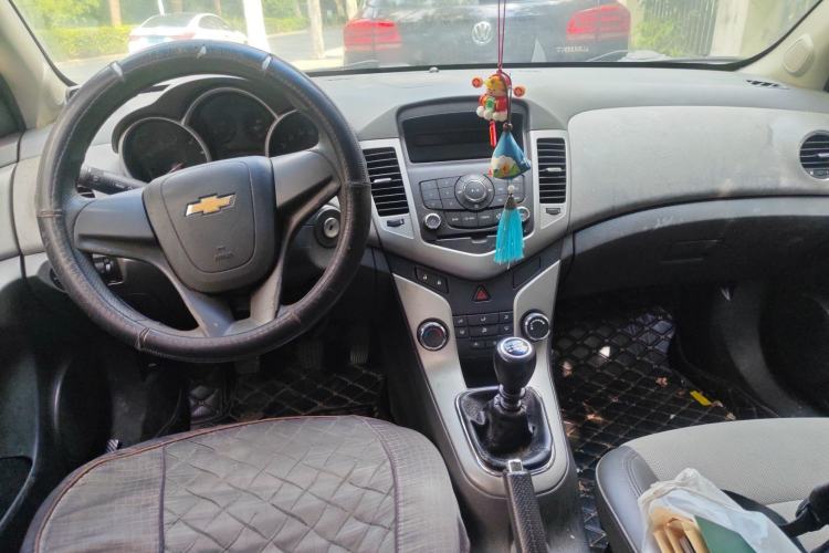 Used Chevrolet Cruze 2012 1.6L SL MT Center Console