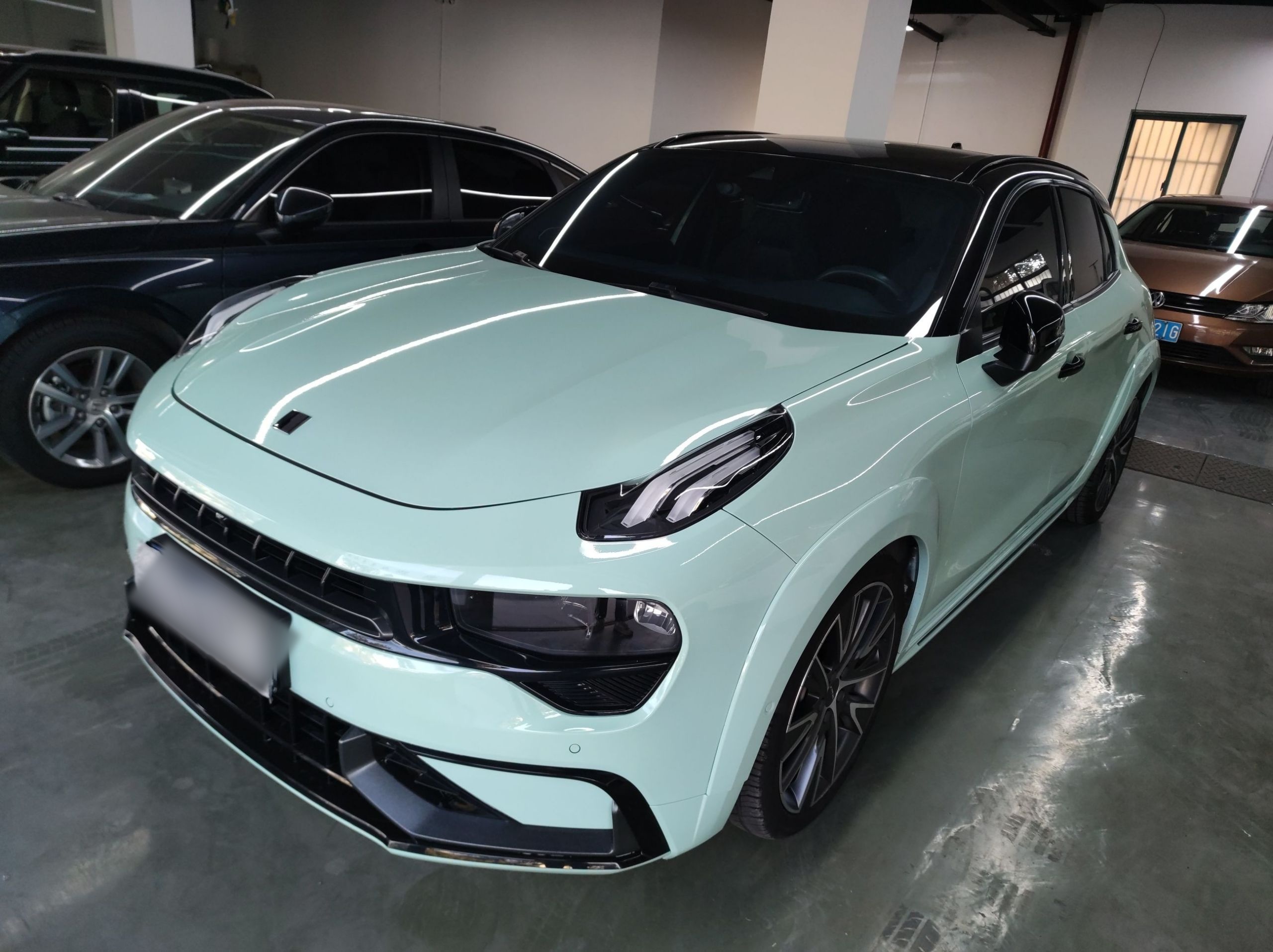 Под передней частью автомобиля